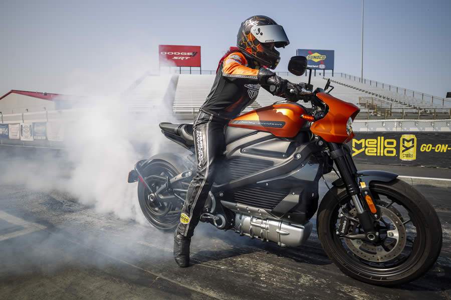 A pilota Angelle Sampey &eacute; a respons&aacute;vel por instituir o recorde de tempo de arrancada com a LiveWire - Harley-Davidson do Brasil/Divulga&ccedil;&atilde;o