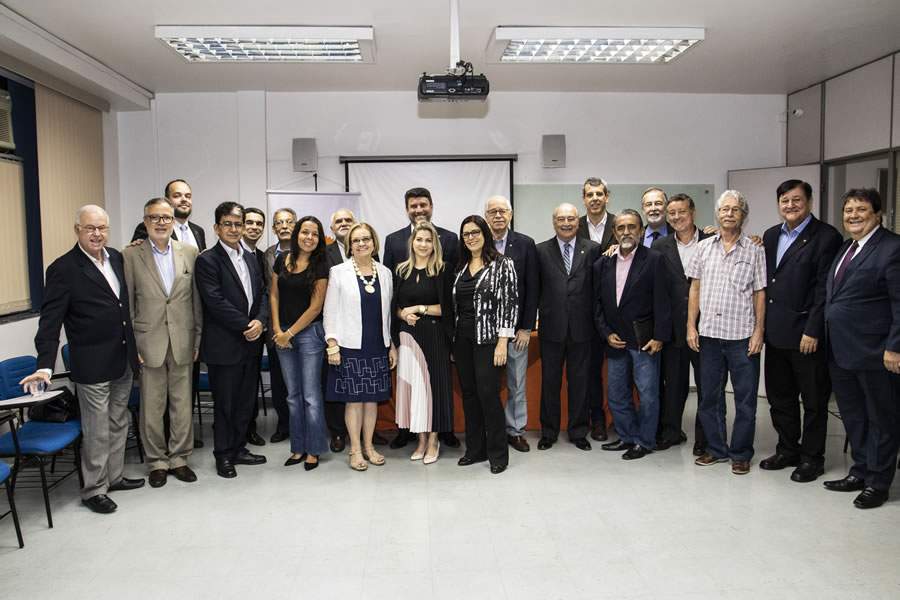 Conselheiros, diretoria do CVG-RJ e jornalistas de seguros reunidos na sede do Clube