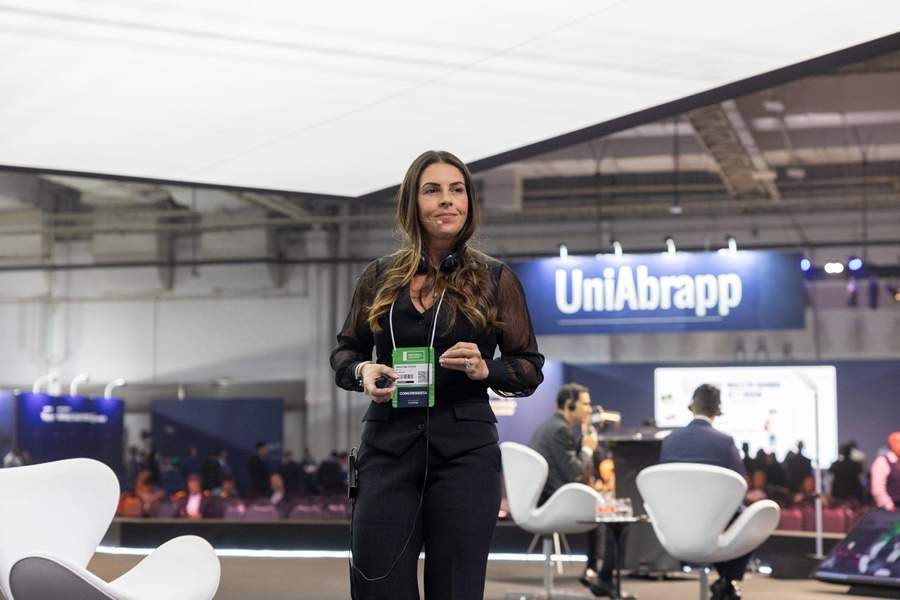 Carolina Vieira, Diretora de Parcerias Estrat&eacute;gicas da MAG Seguros, palestrou sobre as oportunidades na &aacute;rea de seguro e previd&ecirc;ncia no Brasil e mundo - Foto: divulga&ccedil;&atilde;o