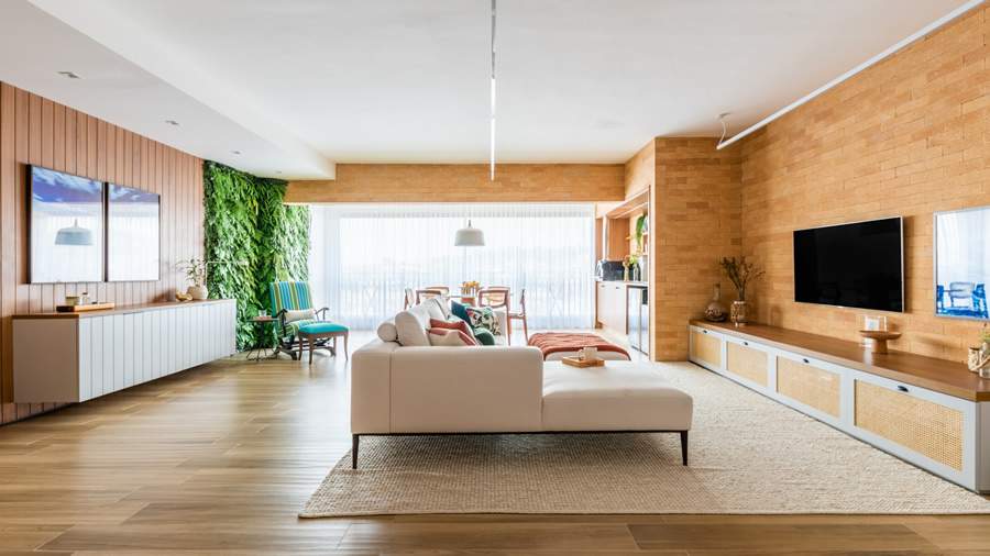 Para quem pretende adicionar praticidade na rotina da casa, a arquiteta J&uacute;lia Guadix ressalta a import&acirc;ncia de definir os locais certos para armazenamento. Nesse projeto, a sala de estar integrada com a varanda conta com rack, buffet suspenso e a marcenaria da &aacute;rea gourmet para receber todos os itens dos moradores. A sensa&ccedil;&atilde;o &eacute; de um espa&ccedil;o gostoso e de paz |Foto: Guilherme Pucci