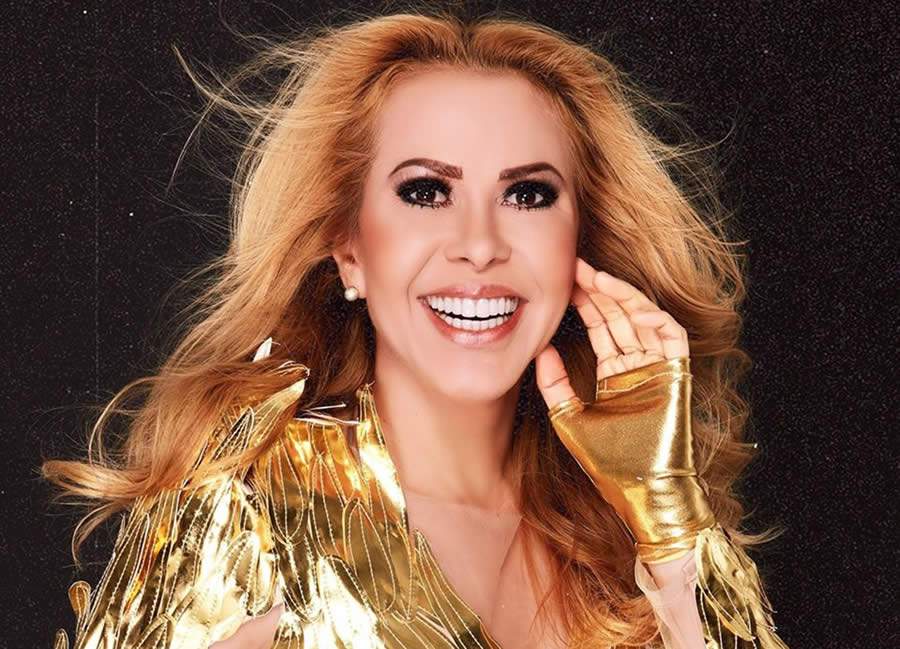 Joelma relembra seus maiores sucessos ao vivo na tela da Band. Foto: Divulga&ccedil;&atilde;o/Facebook Oficial