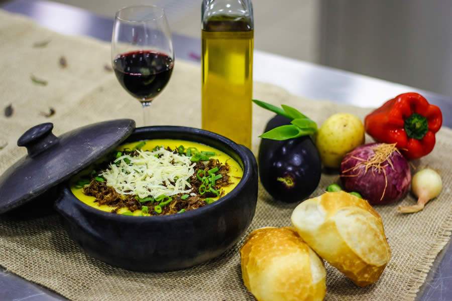 Sopa de batata baroa com carne de sol e queijo coalho