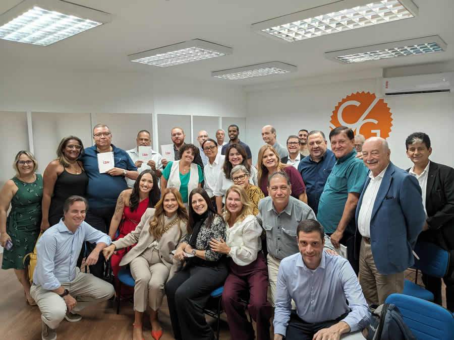 Diretoria do CVG-RJ, equipe IZA Seguradora e participantes do evento – Foto: Divulgação