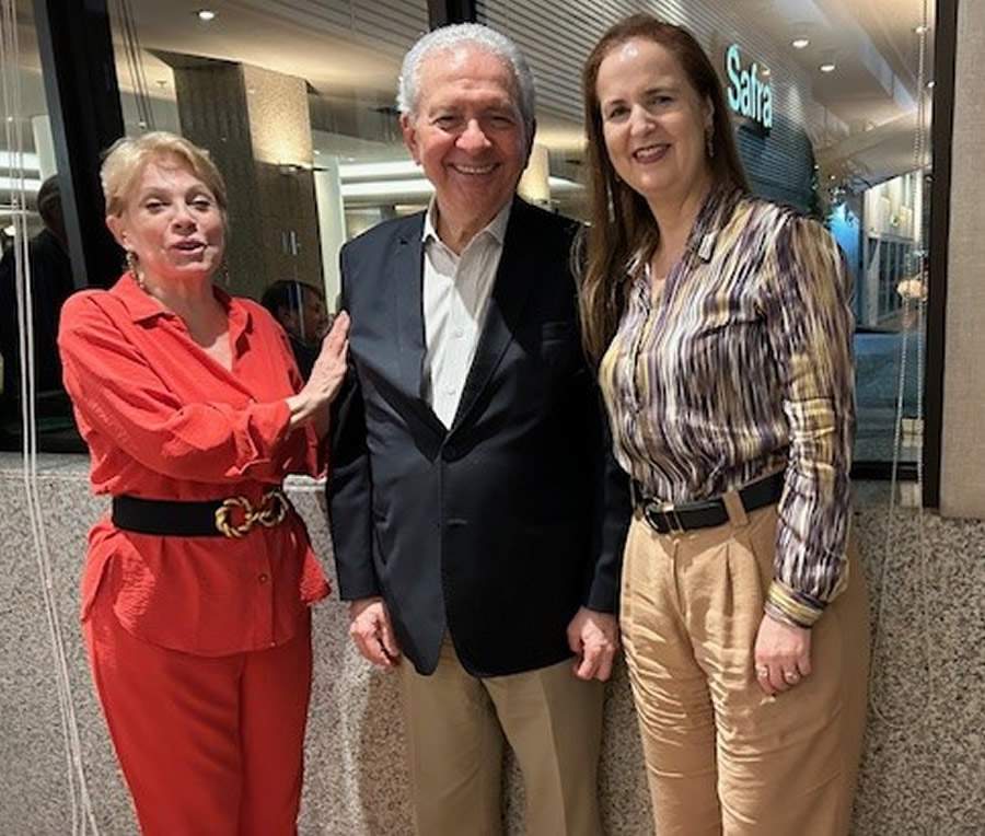 Maria da Gl&oacute;ria Faria (E) cumprimenta os aniversariantes de setembro: Ronaldo Vilela (14/09) e - Beatriz Herranz (12/09) - Foto: Divulga&ccedil;&atilde;o