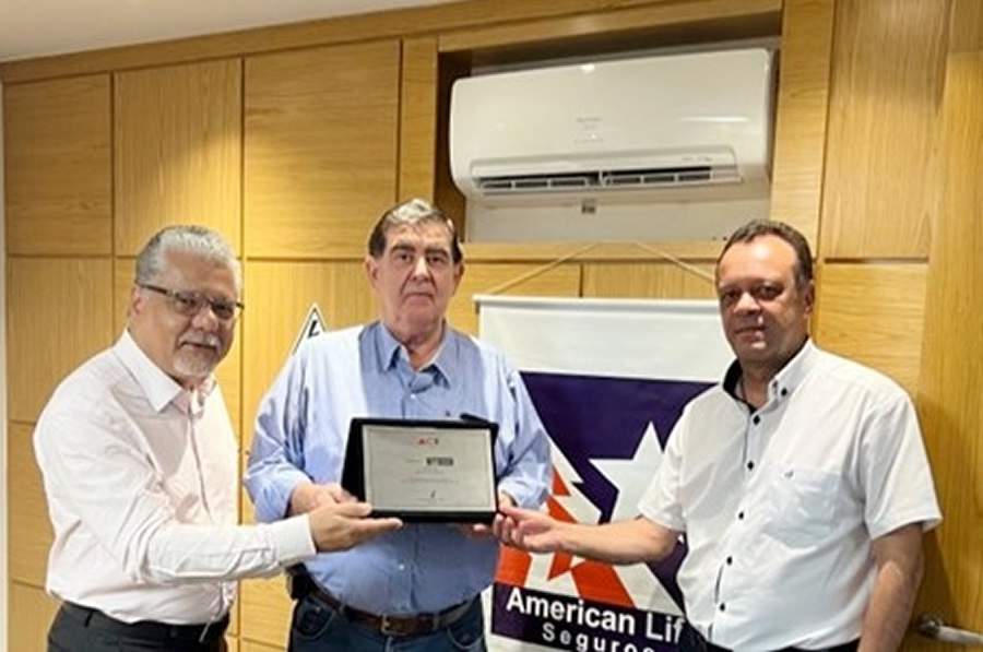 Jo&atilde;o Paulo Mello (presidente do CSP-MG), Francisco de Assis Fernandes (diretor comercial da American Life) e Ant&ocirc;nio Matos (representante da empresa em Minas)