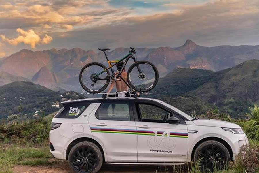 Land Rover Entrega Discovery Sport 2020 Para Campeão Henrique Avancini