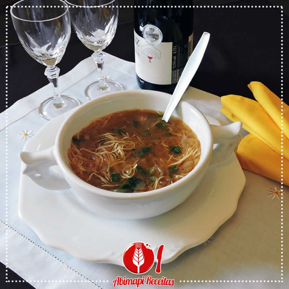 Sopa de cebola e macarr&atilde;o: &oacute;tima dica para se aquecer no frio de maneira saborosa e nutritiva