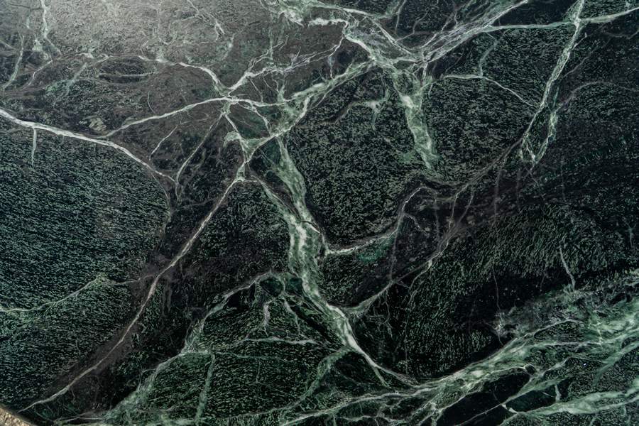 A pedra natural Pinta Verde, do Cear&aacute;, foi uma das escolhas do arquiteto Leo Zanatta para a confec&ccedil;&atilde;o da Mesa Austral