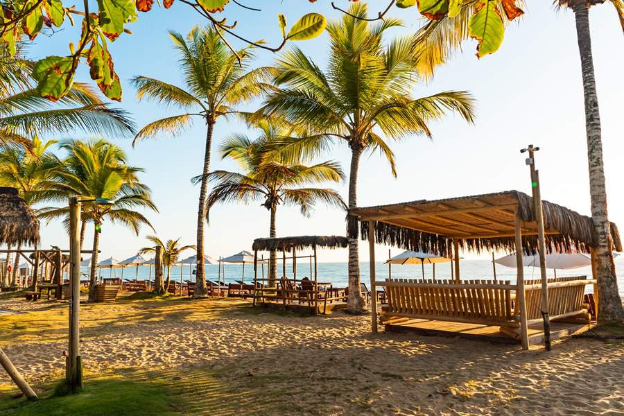 Beach club na Pousada Travel Inn Trancoso descanso à beira mar (Divulgação)
