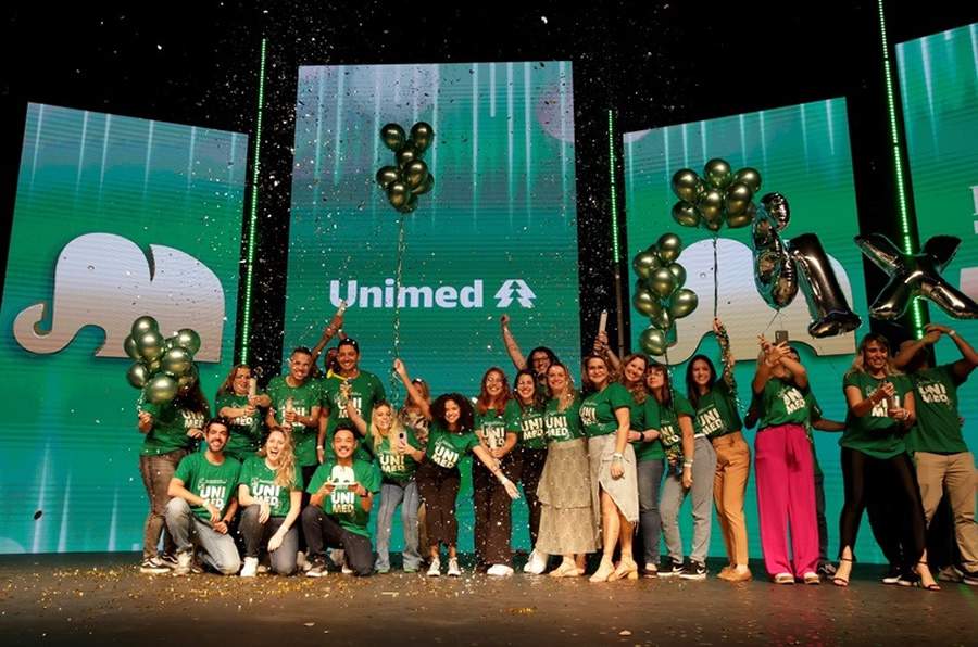 Equipe da Unimed do Brasil recebe pr&ecirc;mio durante cerim&ocirc;nia do Top of Mind