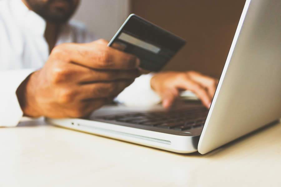 Pesquisa da Confederação Nacional do Comércio de Bens, Serviços e Turismo (CNC) aponta o cartão de crédito como a principal modalidade de endividamento das famílias - Créditos: Rupixen/Pixabay
