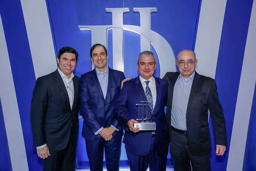 (Da esq. para a dir.: O Superintendente Executivo Marcelo Rossetti, o Diretor de Marketing Alexandre Nogueira, o Presidente do Grupo Bradesco Seguros Vinicius Albernaz, e o Diretor Claudio Le&atilde;o)