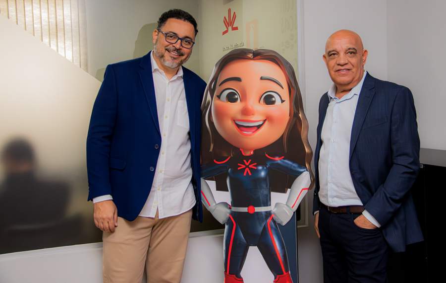 Os s&oacute;cios William Jesus e S&eacute;rgio Lima com Iana