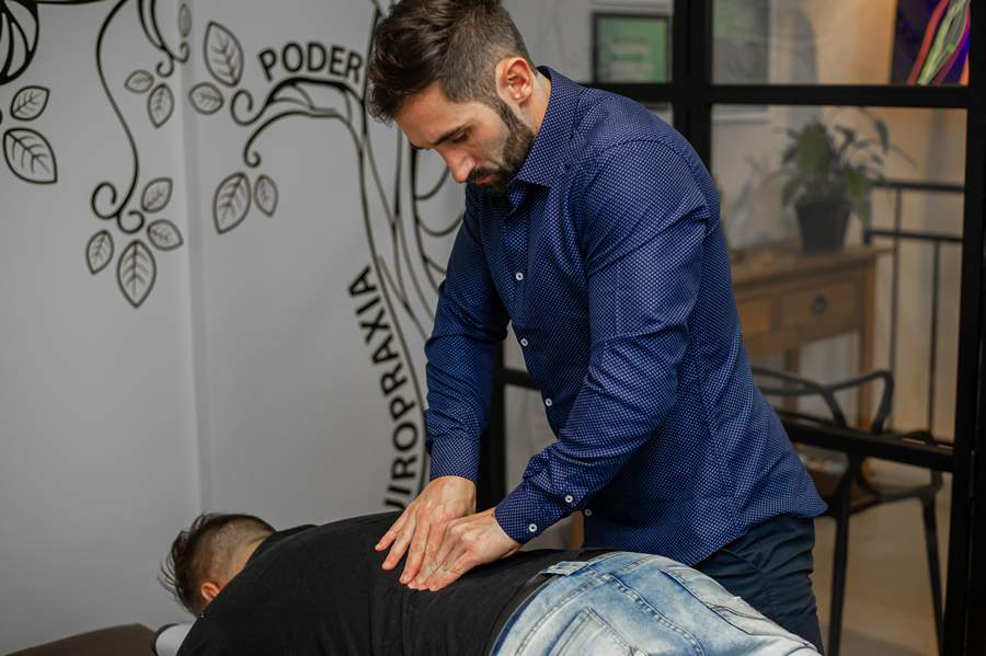 Dor de cabeça pode ter relação com a coluna, entenda