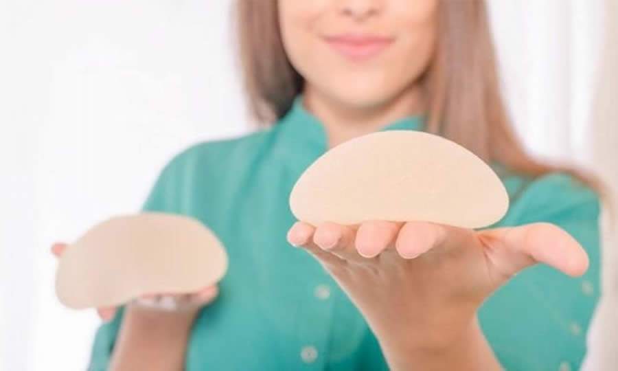 Em que casos há a necessidade de retirar ou trocar a prótese de silicone?