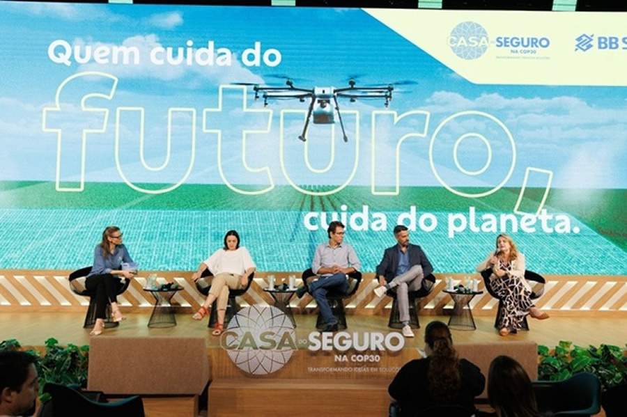 Da esquerda para a direita: Raquel Gaudencio, Aline Maldonado Locks, Jonathas de Alencar Moreira, Paulo Hora e Silvia Massruhá. Crédito da imagem: divulgação CNseg