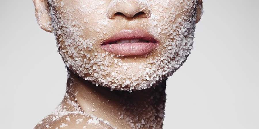 Tire o sal da mesa, mas acrescente em seus cuidados com a pele principalmente se você tem acne