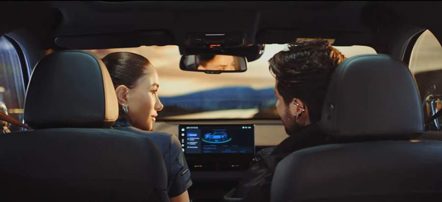 Romana e Alok, Brand Partner da GWM no Brasil, em cena do filme publicit&aacute;rio da campanha do Haval H6