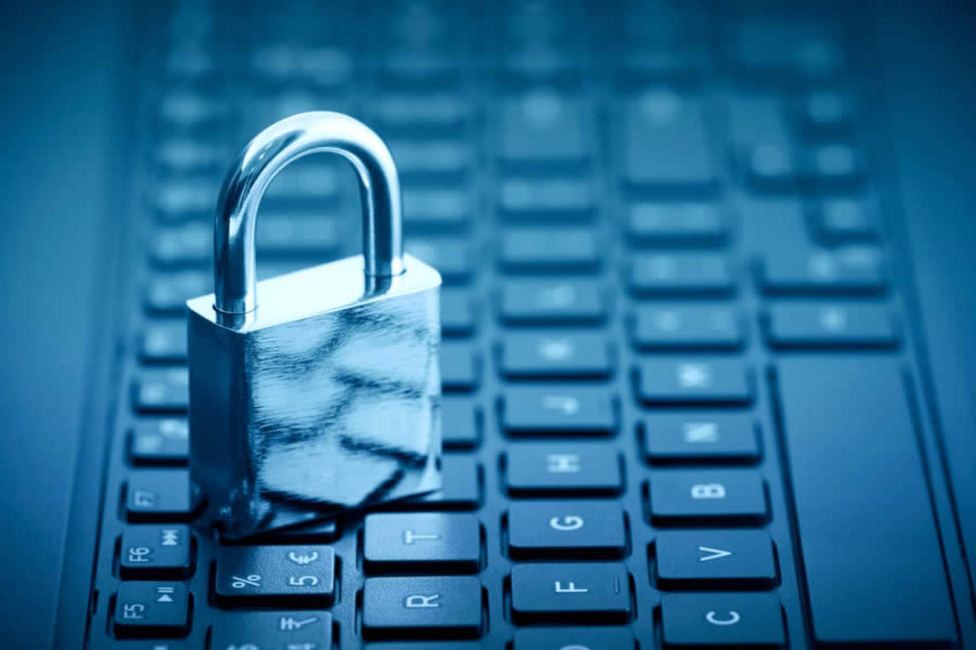 Безопасность и конфиденциальность данных. Информационная безопасность. Компьютер с замком. Защита компьютера. Защита информации паролем.