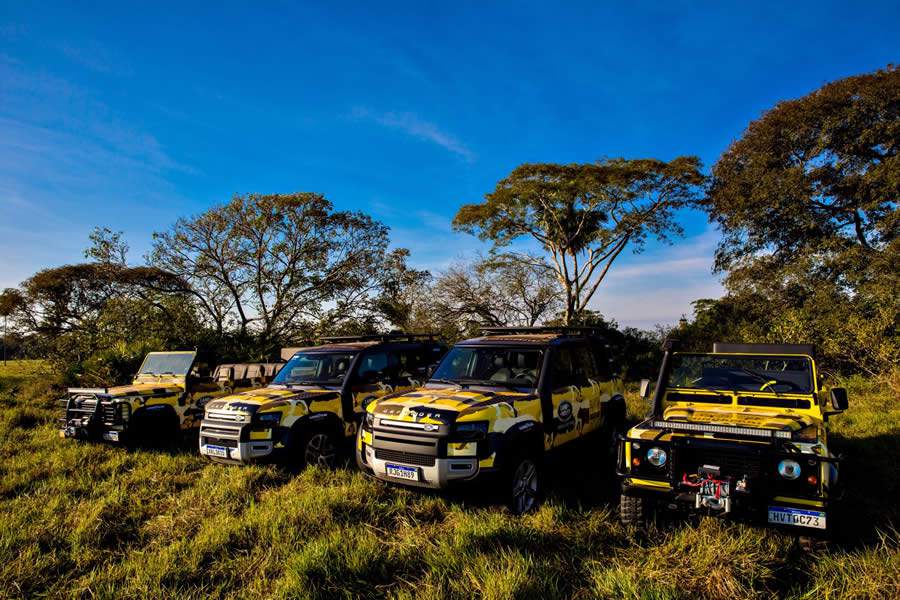 Land Rover Celebra 10 Anos do On&ccedil;afari e Entrega Mais Dois Defender ao Projeto