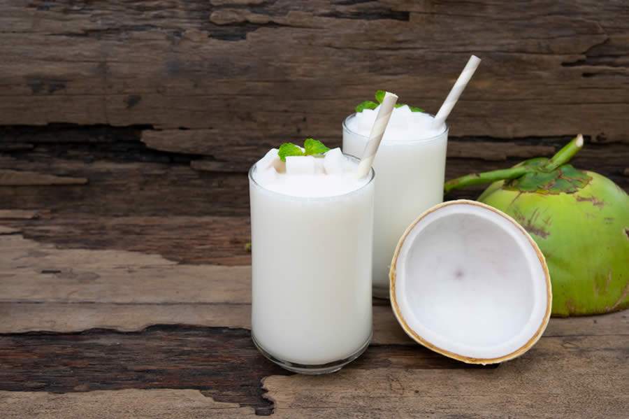 Smoothie de coco, iogurte e hortelã