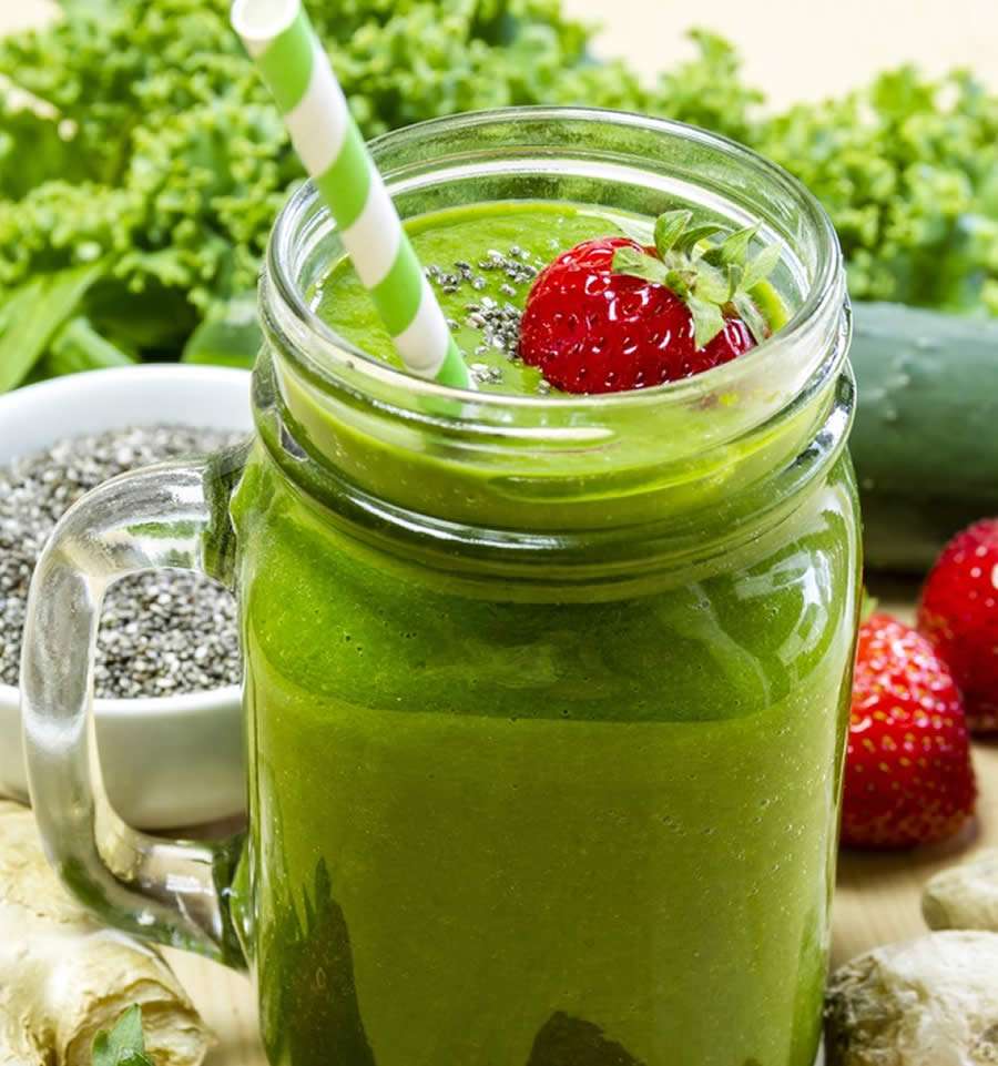 Receita saborosa e saudável de suco verde com frutas vermelhas