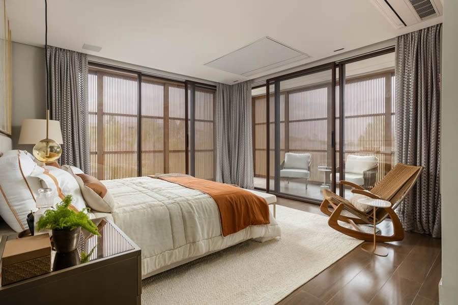 Al&eacute;m do estilo e da est&eacute;tica, a Geobiologia prop&otilde;e um olhar integrado entre terreno, constru&ccedil;&atilde;o e morador ao considerar for&ccedil;as naturais, materiais saud&aacute;veis e organiza&ccedil;&atilde;o energ&eacute;tica dos espa&ccedil;os | Projeto Meneghisso &amp; Pasquotto Arquitetura | Foto: JP Image