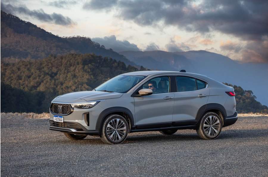 Fastback e Fiat s&atilde;o os grandes vencedores do Pr&ecirc;mio UOL Carros 2022