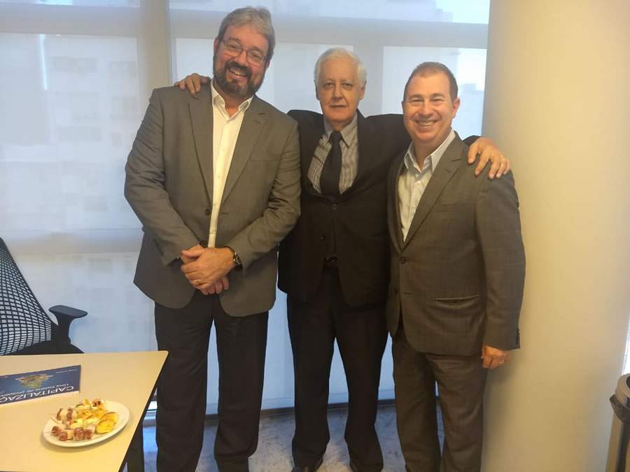 Tarde de aut&oacute;grafos do livro Capitaliza&ccedil;&atilde;o - Uma hist&oacute;ria de prosperidade