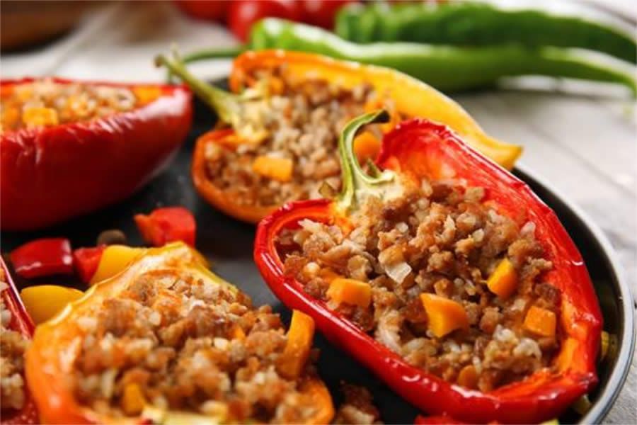 Divino Fogão ensina a preparar pimentão recheado com carne e cenoura