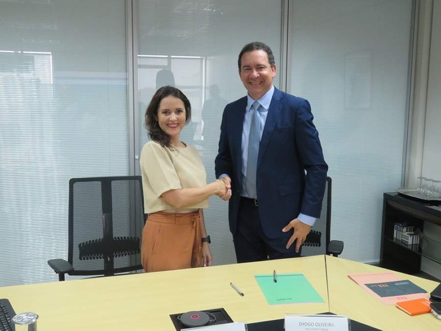 Bet&acirc;nia Lemos (ENAP) e Dyogo Oliveira (CNseg). - Fotos: Divulga&ccedil;&atilde;o/CNseg