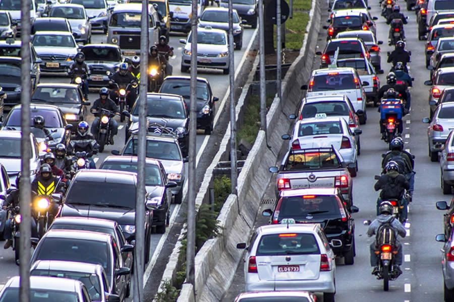 Legenda da Foto: Aumento da frota de motos no Brasil, nos &uacute;ltimos 20 anos, n&atilde;o justifica o crescimento de acidentes envolvendo os motociclistas.