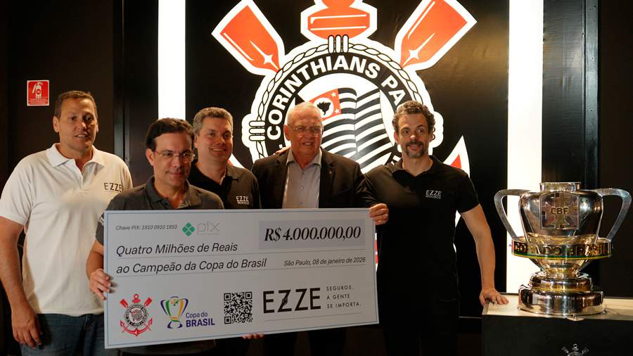 Na foto, da esquerda para a direita: Diego Azevedo, Vice-Presidente Comercial da EZZE, Ivo Machado, Vice-Presidente Executivo da EZZE, Bruno Cals, Vice-Presidente Financeiro da EZZE, Osmar Stabile, Presidente do Corinthians, Henry Soares, Gerente de Marketing da EZZE.