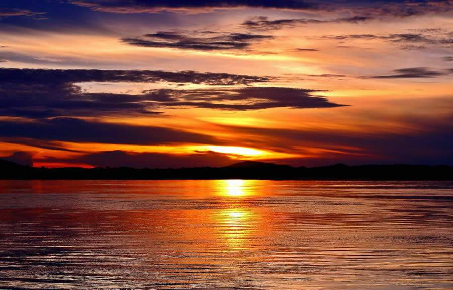 Pôr do sol no Rio Araguaia, um dos cartões-postais de Goiás - Edy César dos Passos