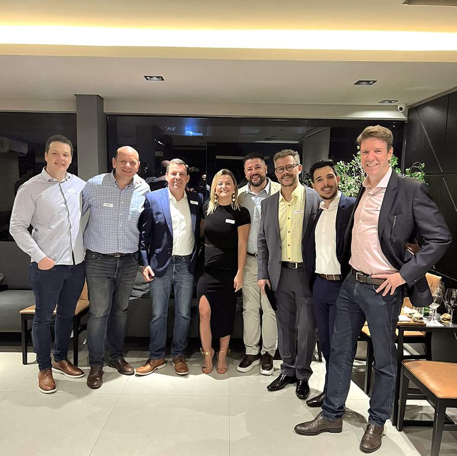 Da esqueda para a direita: Jackson Frogel - Diretor da filial de Londrina, Paulo Grillo - Diretor de Seguros Pessoais, Marcos Couto - Presidente, Gabriela Rosatti - Diretora de Comunica&ccedil;&atilde;o, Eryk Silva -Gerente Comercial de Benef&iacute;cios na Filial Londrina, Oda Machado - Gerente Executivo da Filial Londrina, Jos&eacute; Amaral - Gerente Comercial de Multiprodutos na Filial Londrina e Alexandre Boccia - Vice Presidente de Filiais.
