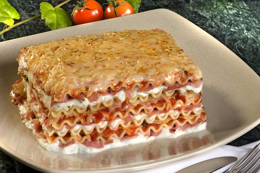 Lasanha ao Molho de Aspargos com Mortadela - Marca Adria Divulgação