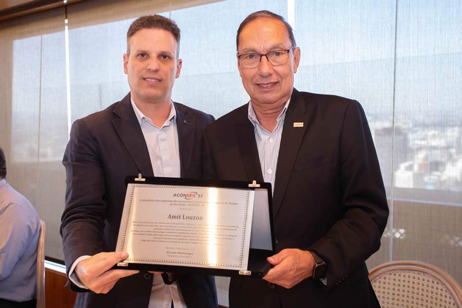 Amit Louzon recebe placa de RIcardo Montenegro - Cr&eacute;dito das fotos: Grazi Alcova