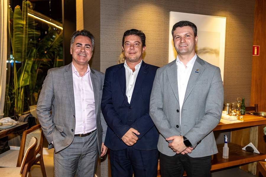 Everton da Costa Vieira (ao centro), da Sul Previd&ecirc;ncia, como diretor-presidente, e C&eacute;lio Peres (E), da SCPrev, ao lado de Ivecio (D), como diretores-executivos (Divulga&ccedil;&atilde;o).