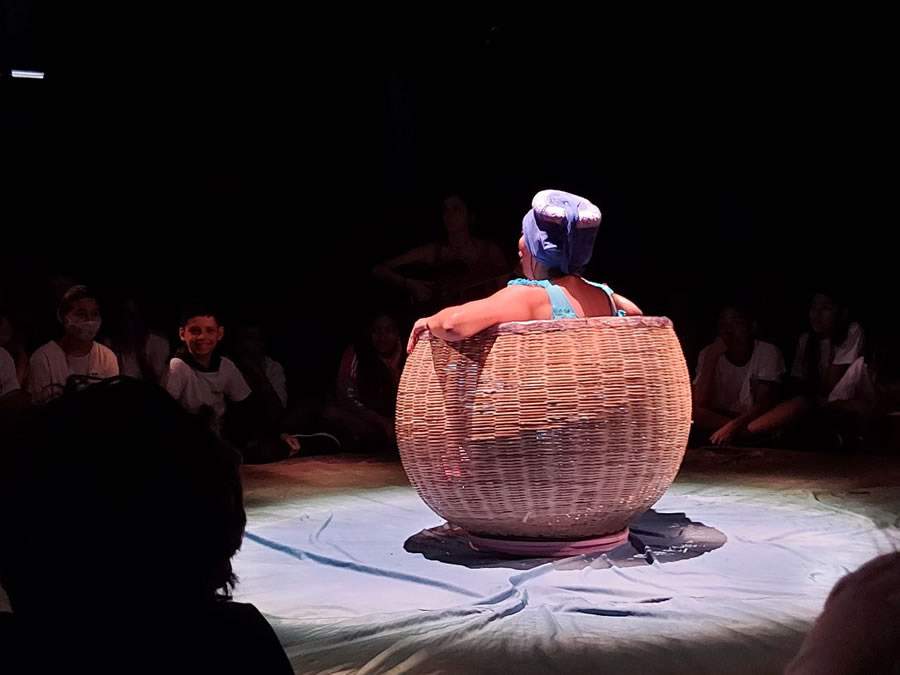 &lsquo;Dando ouvidos&rsquo;, em cartaz no Teatro Glaucio Gill, usa a met&aacute;fora das sementes para falar com as crian&ccedil;as sobre sonhos e o ciclo da vida