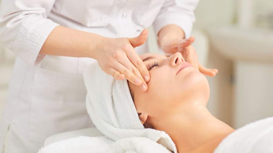 Massagem facial: os cuidados ao seguir trends na internet