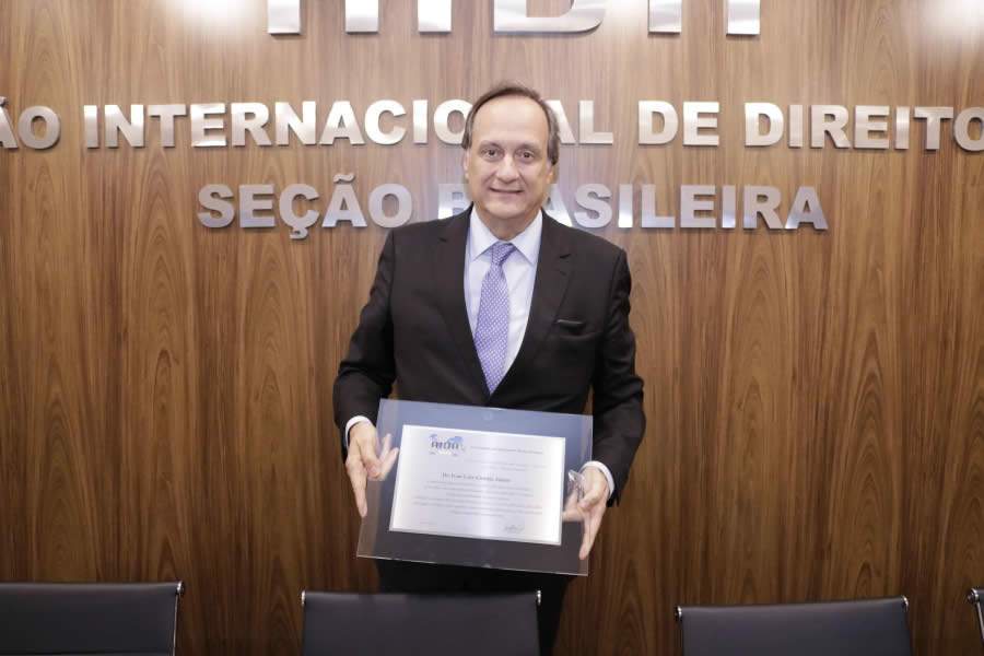 AIDA homenageia Ivan Gontijo