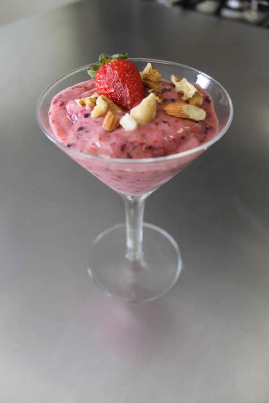 Sorvete saudável de frutas vermelhas com banana