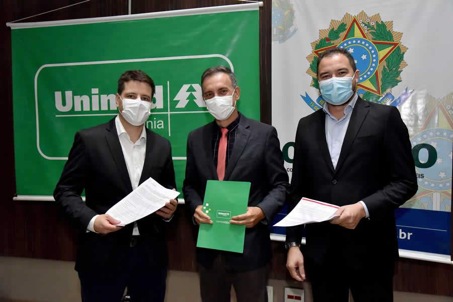 Diretor de Mercado da Unimed Goi&acirc;nia, Frederico Moraes Xavier, assina contrato de parceria com o Creci-GO e a Elo Administradora de Benef&iacute;cios para oferecer plano de sa&uacute;de a corretores.