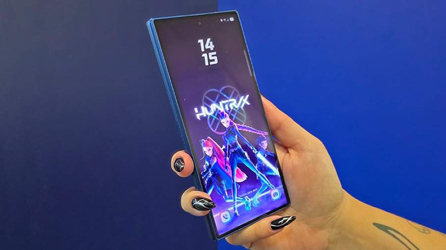 O tema especial de KPop Demon Hunters instalado na tela externa do Galaxy Z Fold7