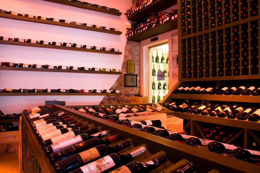 Com rótulos selecionados e raros, adega reúne vinhos de longa guarda