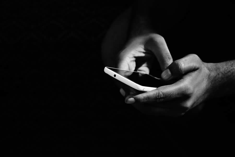 Uso excessivo do celular pode causar vício e problemas psicológicos