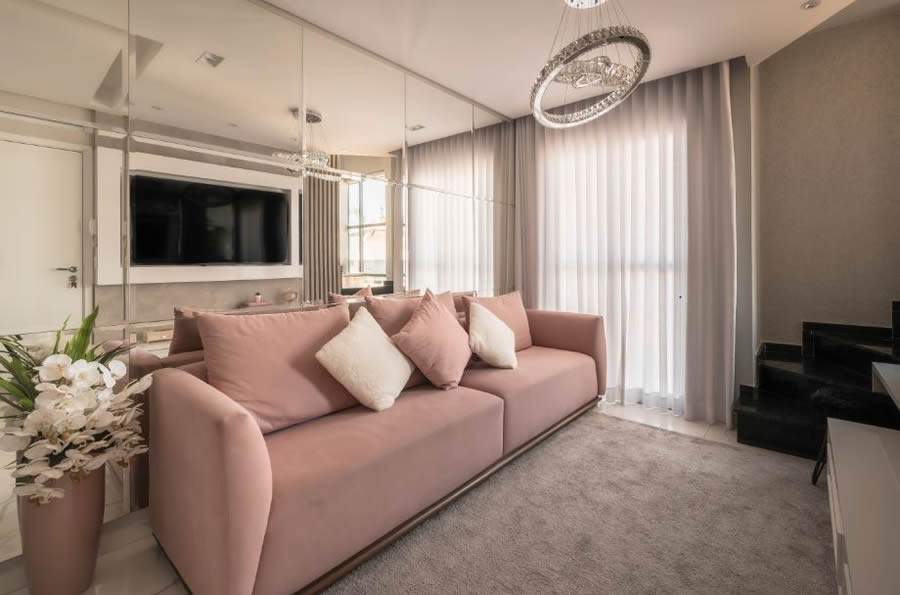 O reflexo da sala no espelho amplia a sensa&ccedil;&atilde;o de profundidade. Tons suaves e tecidos agrad&aacute;veis ao tato contribuem para a atmosfera de conforto neste projeto da PB Arquitetura | Foto: Photons Fotografia | Henrique Ribeiro