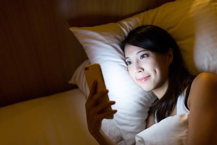 Aqui estão os 5 motivos para você desistir do celular pelo menos 2 horas antes de dormir