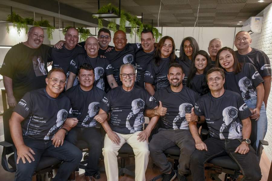 Joffre Nolasco (sentado, ao centro) com o time Rapport - Foto: Marcos Burlamaqui