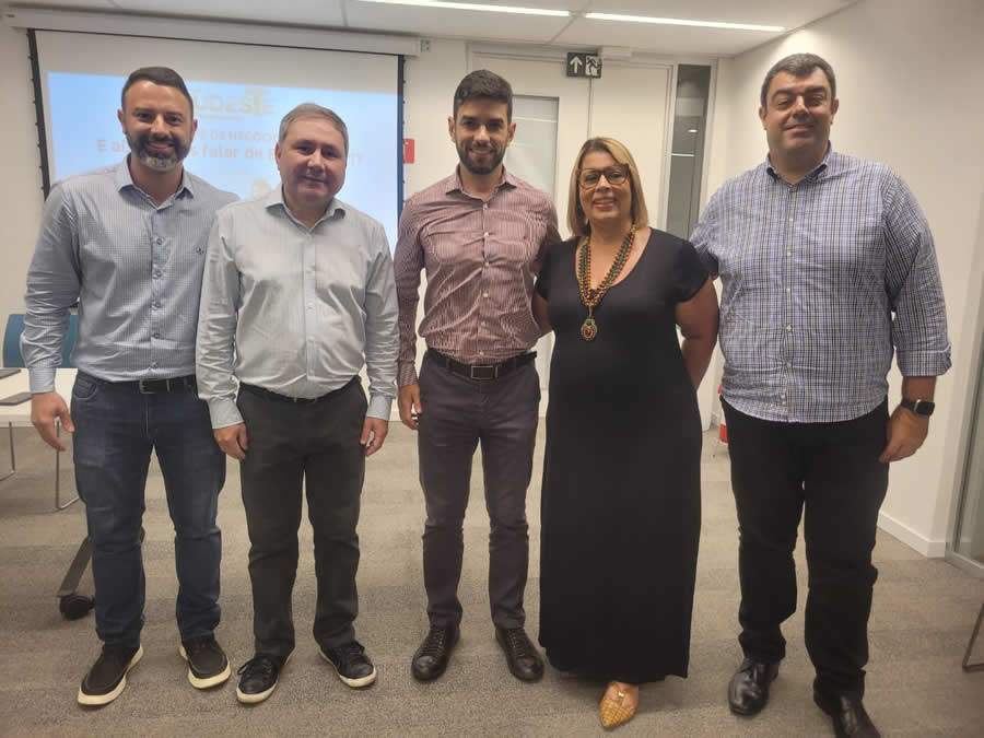 Da esquerda para a direita: Thiago Leite, gerente comercial, Ab&iacute;lio Riomayor Ferreira, Superintendente Comercial Sucursal Rio Centro, Emanuel Paiva Nascimento, Superintendente Regional RJ/MG/ES todos da Bradesco Auto/Re; F&aacute;tima Monteiro, presidente do CCS-RJ e Marco Aur&eacute;lio Marques, diretor do CCS-RJ. Foto: Divulga&ccedil;&atilde;o